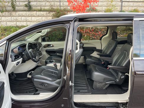 Used 2018 Chrysler Pacifica Touring-L Plus w/ Advanced Safetytec Group image 15