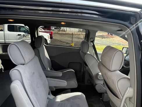 Used 2005 Nissan Quest S w/ (S01) Seat Pkg image 8