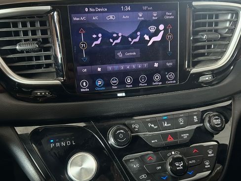 Used 2020 Chrysler Pacifica Touring-L image 11