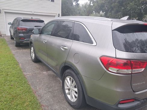 Used 2017 Kia Sorento LX w/ LX Convenience Package image 10