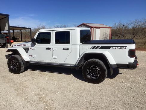 Used 2023 Jeep Gladiator Rubicon AWD/4WD image 2