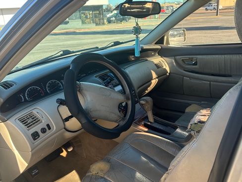 Used 2000 Toyota Avalon XL image 12