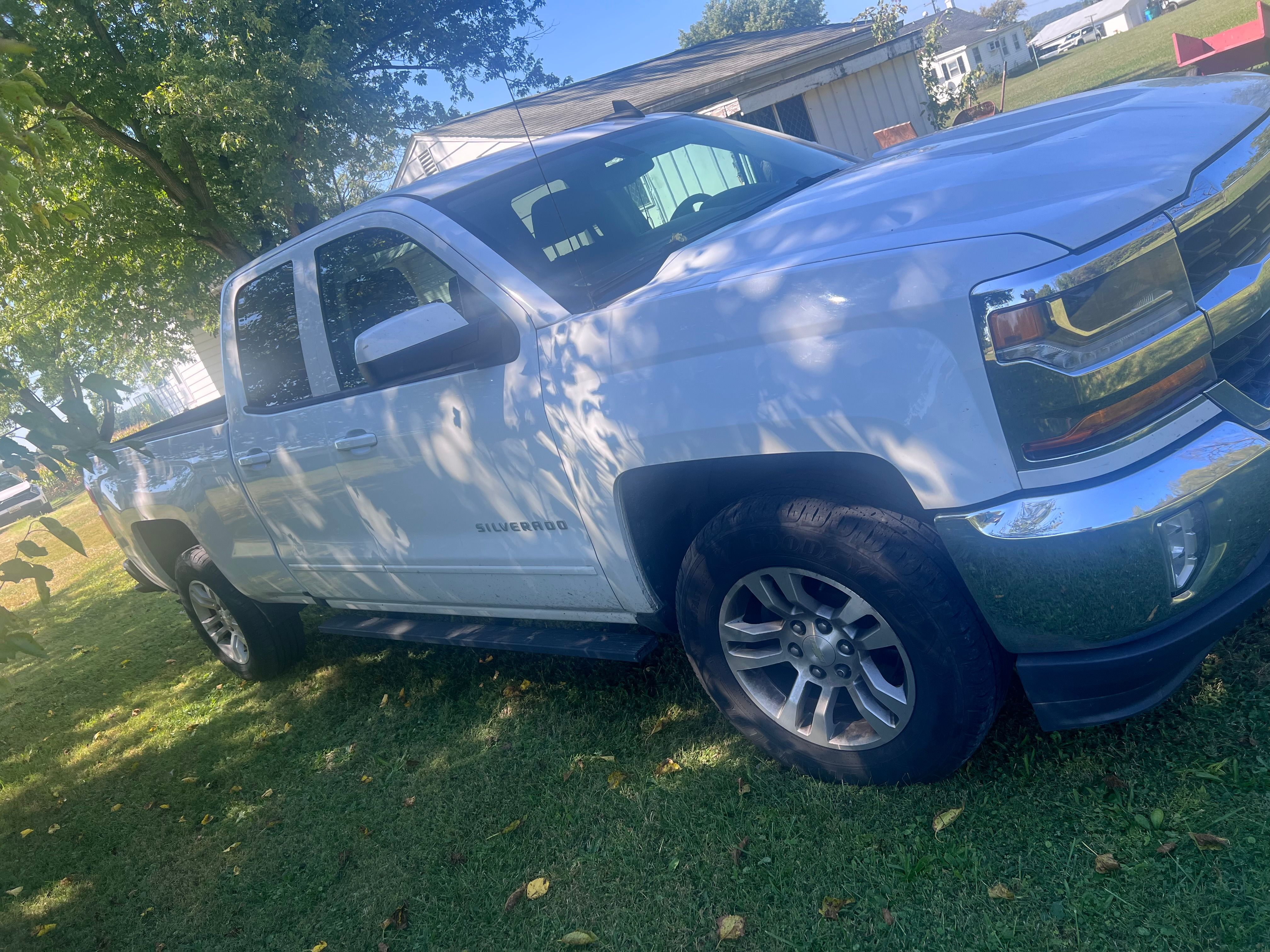Used 2017 Chevrolet Silverado 1500 LT w/ All Star Edition AWD/4WD image 4