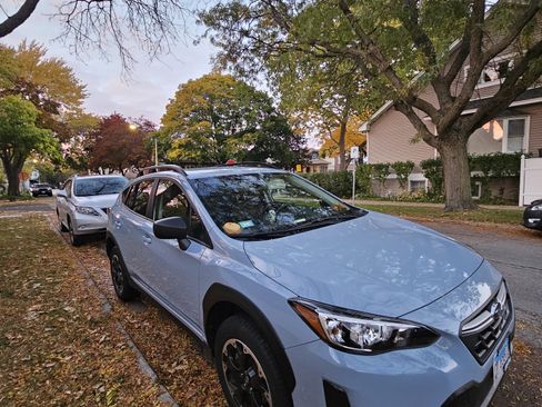 Used 2021 Subaru Crosstrek 2.0i image 2