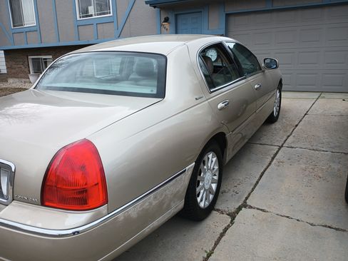 Used 2006 Lincoln Town Car Signature image 14