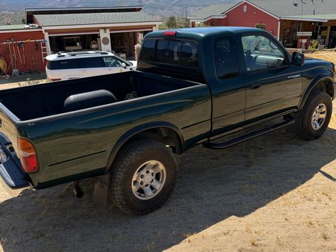 Used 2000 Toyota Tacoma PreRunner RWD image 2