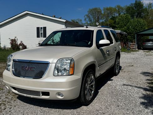Used 2013 GMC Yukon Denali AWD/4WD image 2