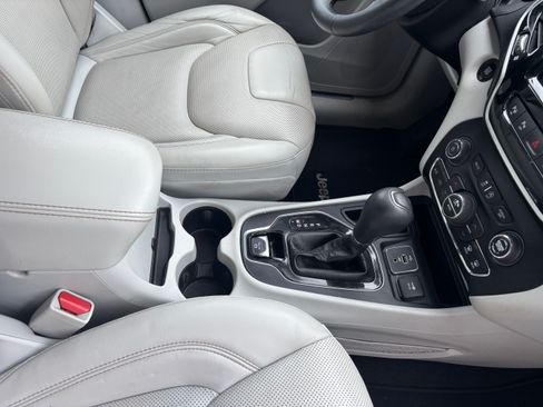 Used 2019 Jeep Cherokee Limited w/ Technology Group image 9