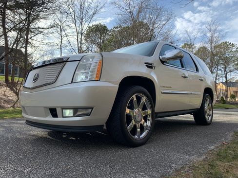 Used 2007 Cadillac Escalade 2WD w/ Information Package image 9