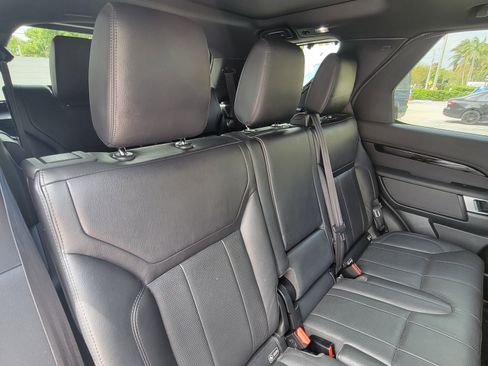 Used 2019 Land Rover Discovery SE image 27