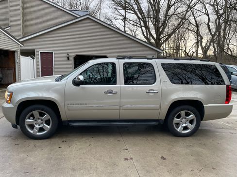 Used 2013 Chevrolet Suburban LTZ image 6