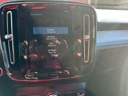 Used 2021 Volvo XC40 T5 Momentum image 11