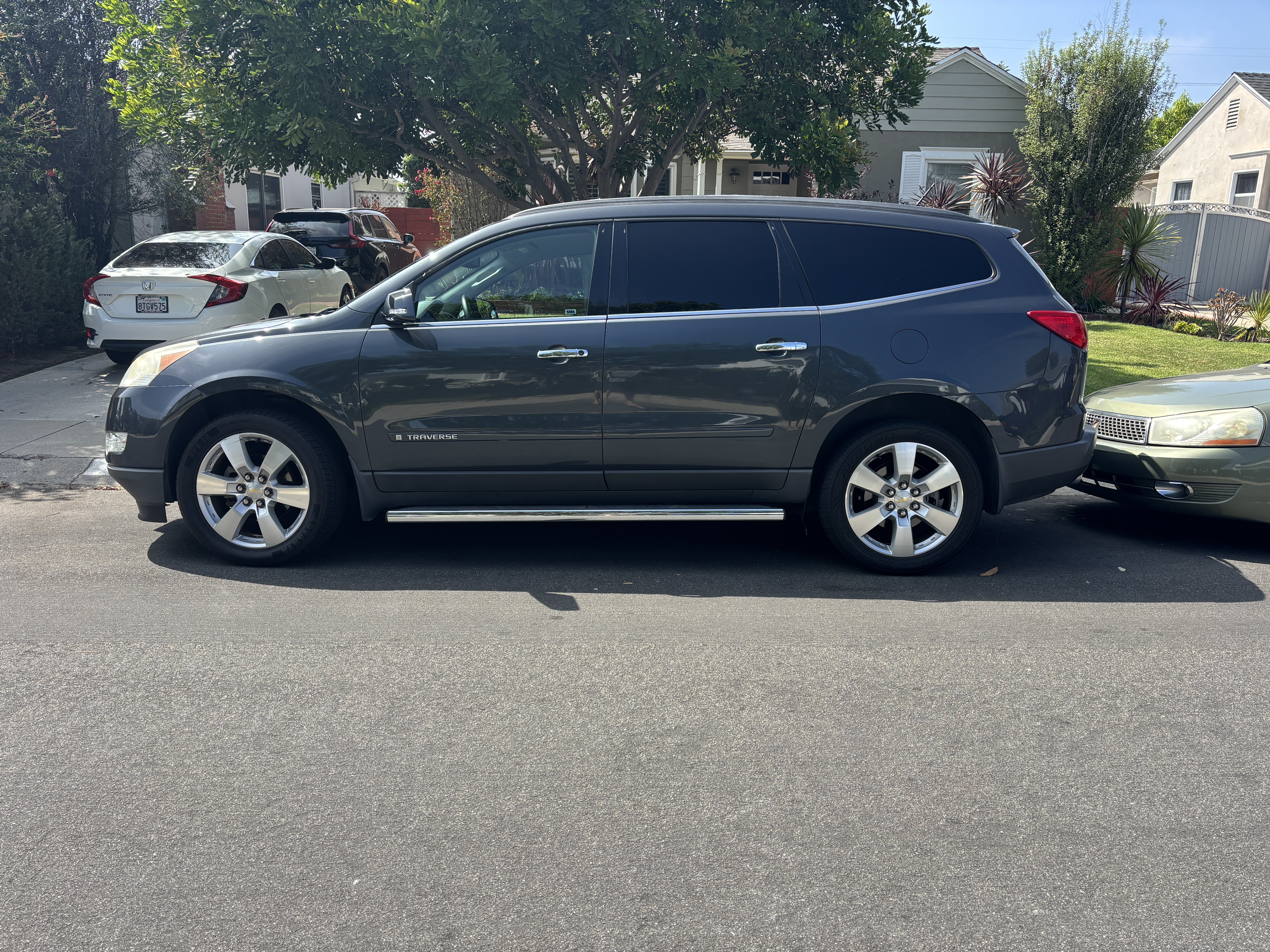 Used 2009 Chevrolet Traverse LT w/ California Edition Package FWD image 1