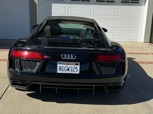 Used 2018 Audi R8 V10 w/ Premium Package image 5