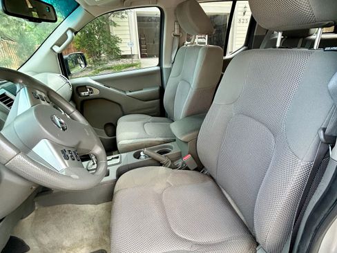 Used 2015 Nissan Frontier SV w/ SV Value Truck Package AWD/4WD image 6
