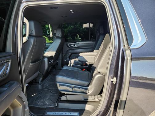 Used 2023 Chevrolet Suburban LT w/ Luxury Package RWD image 10