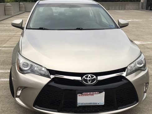 Used 2017 Toyota Camry SE image 4