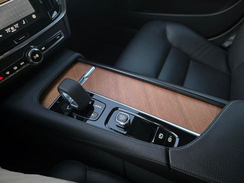 Used 2022 Volvo S90 B6 Momentum image 19