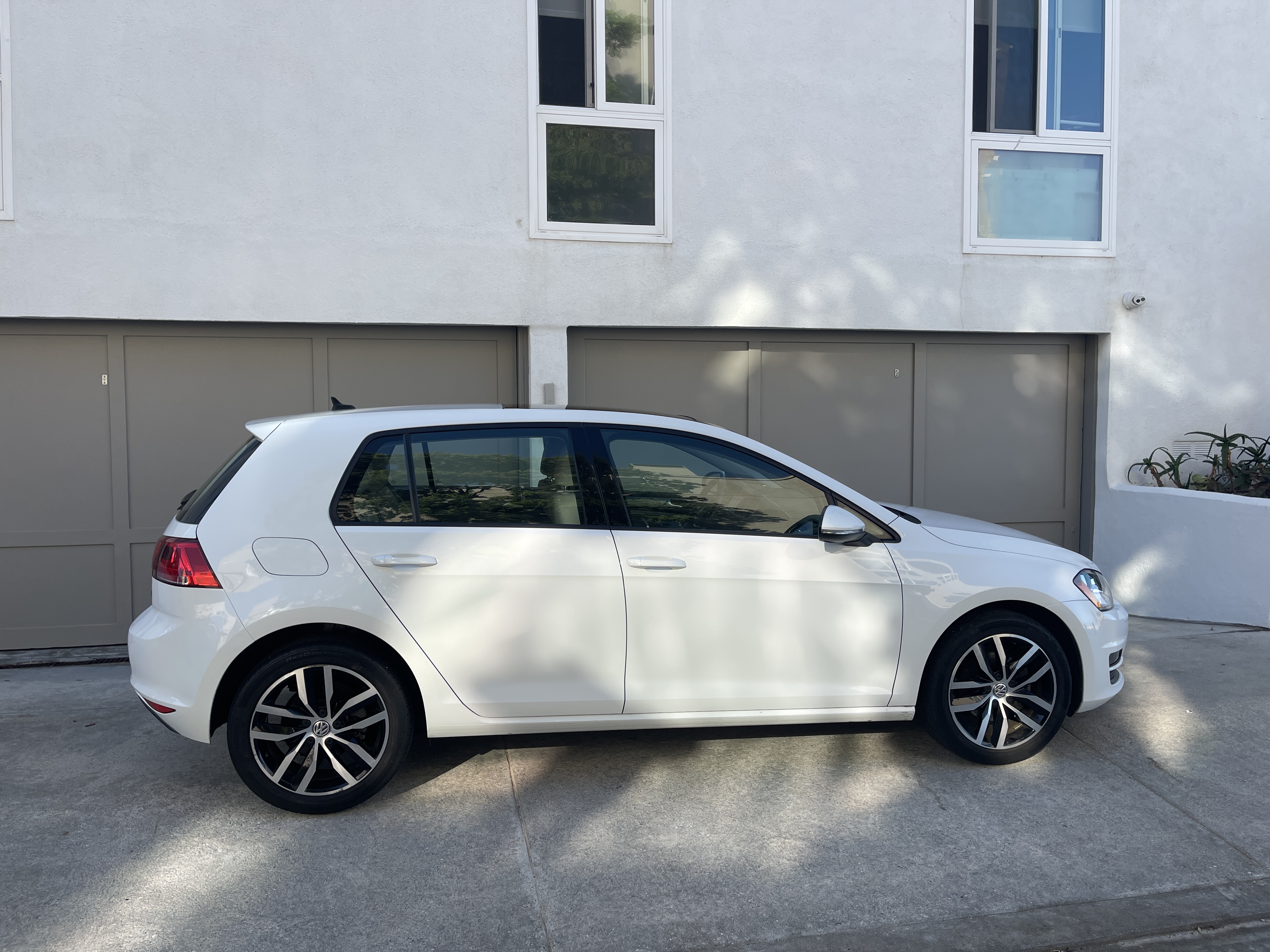 Used 2016 Volkswagen Golf SE FWD image 2