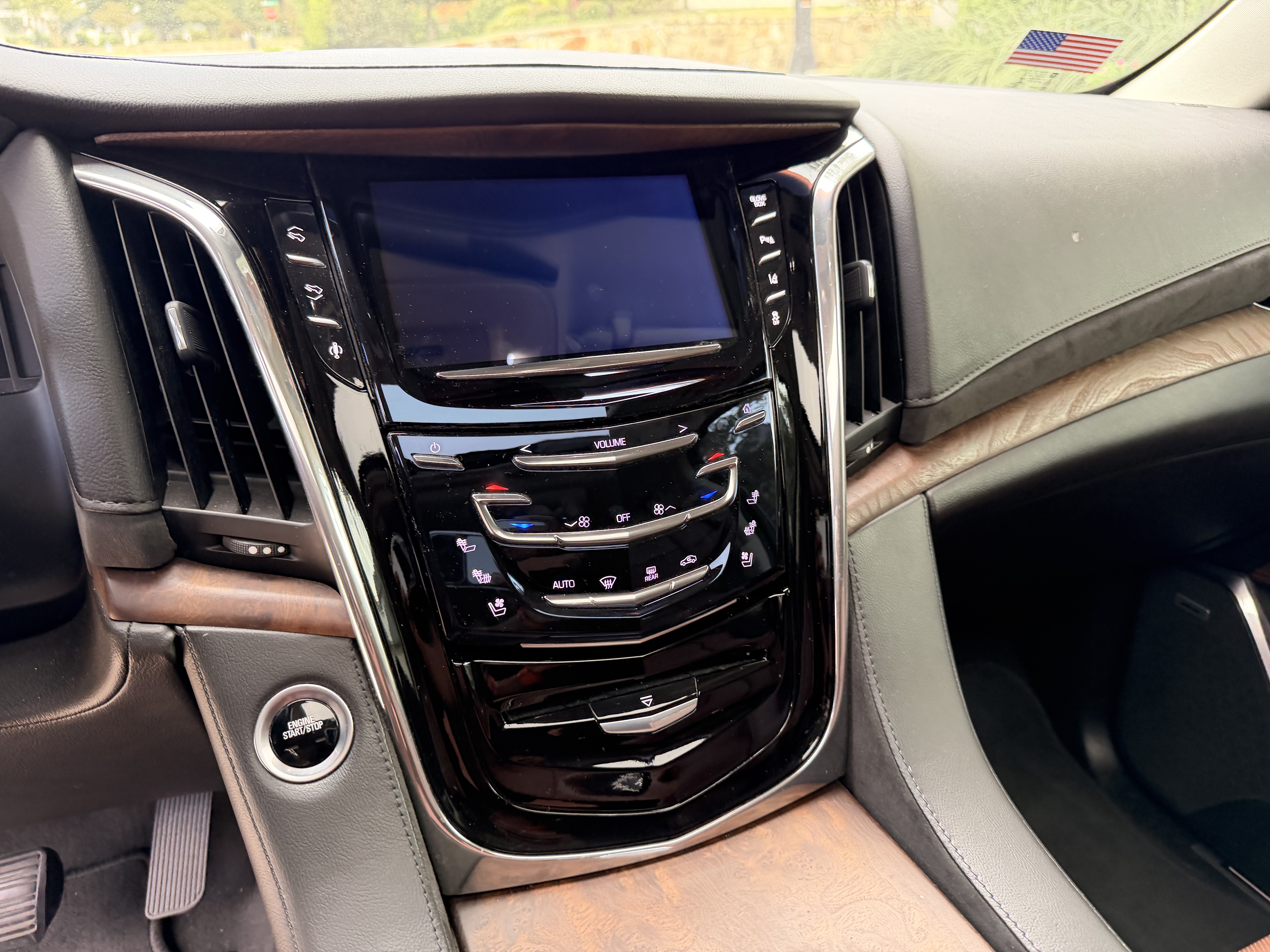 Used 2015 Cadillac Escalade Luxury AWD/4WD image 17