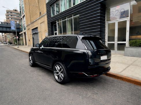 Used 2025 Land Rover Range Rover SE image 5