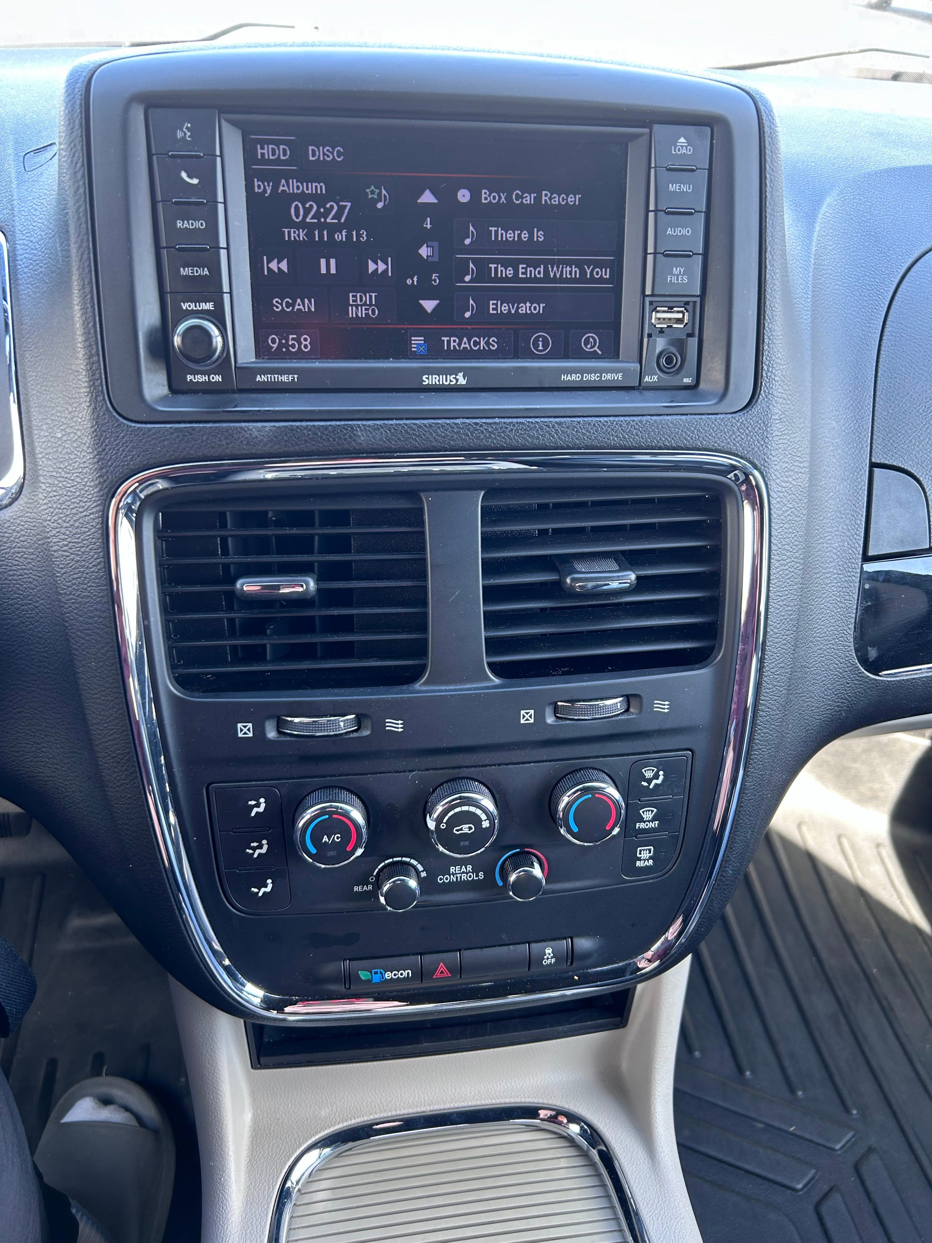 Used 2019 Dodge Grand Caravan SXT FWD image 4