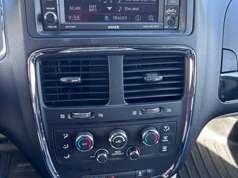 Used 2019 Dodge Grand Caravan SXT FWD image 4