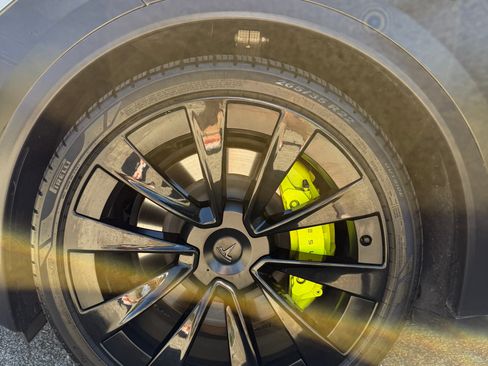 Used 2022 Tesla Model X image 11