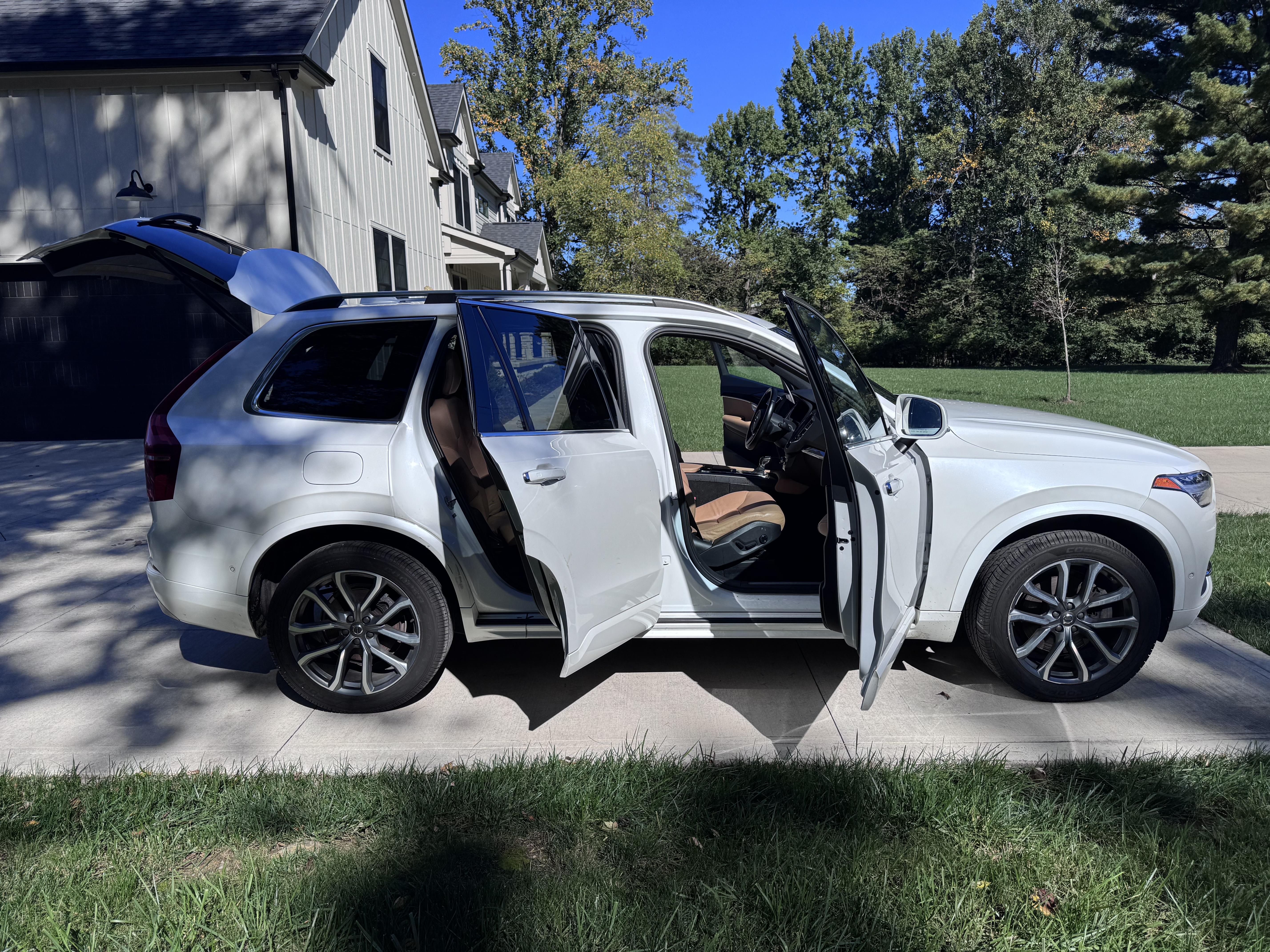 Used 2017 Volvo XC90 T6 Momentum w/ Vision Package AWD/4WD image 6