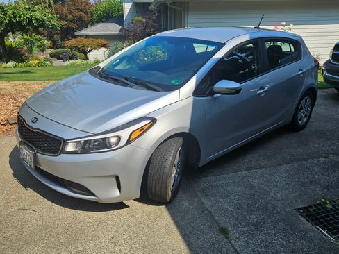 Used 2017 Kia Forte LX image 2