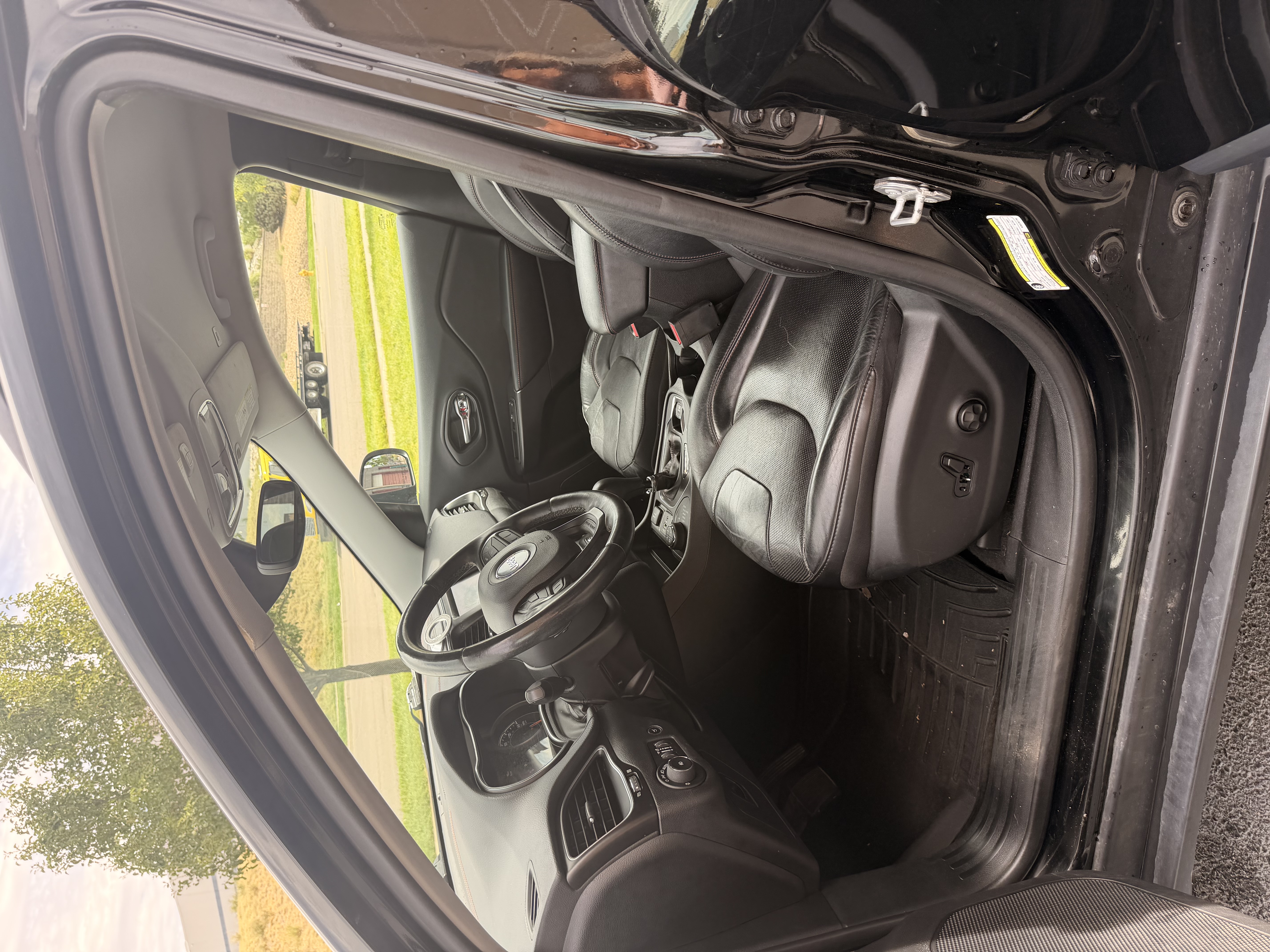 Used 2019 Jeep Cherokee Trailhawk AWD/4WD image 4