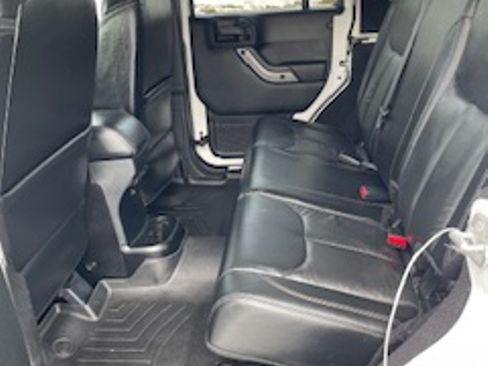 Used 2018 Jeep Wrangler Unlimited Sahara image 13