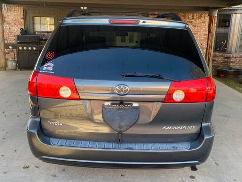 Used 2010 Toyota Sienna XLE image 9
