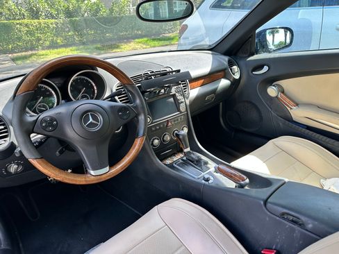 Used 2011 Mercedes-Benz SLK 300 image 2