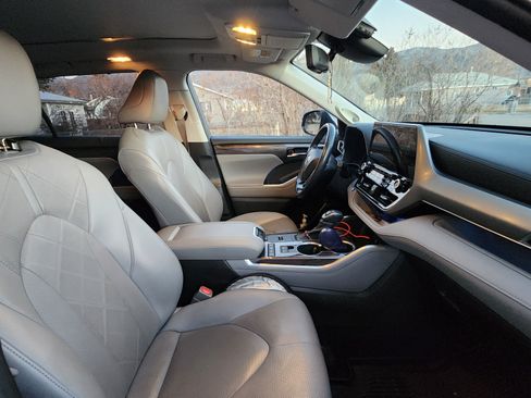 Used 2020 Toyota Highlander Platinum image 9