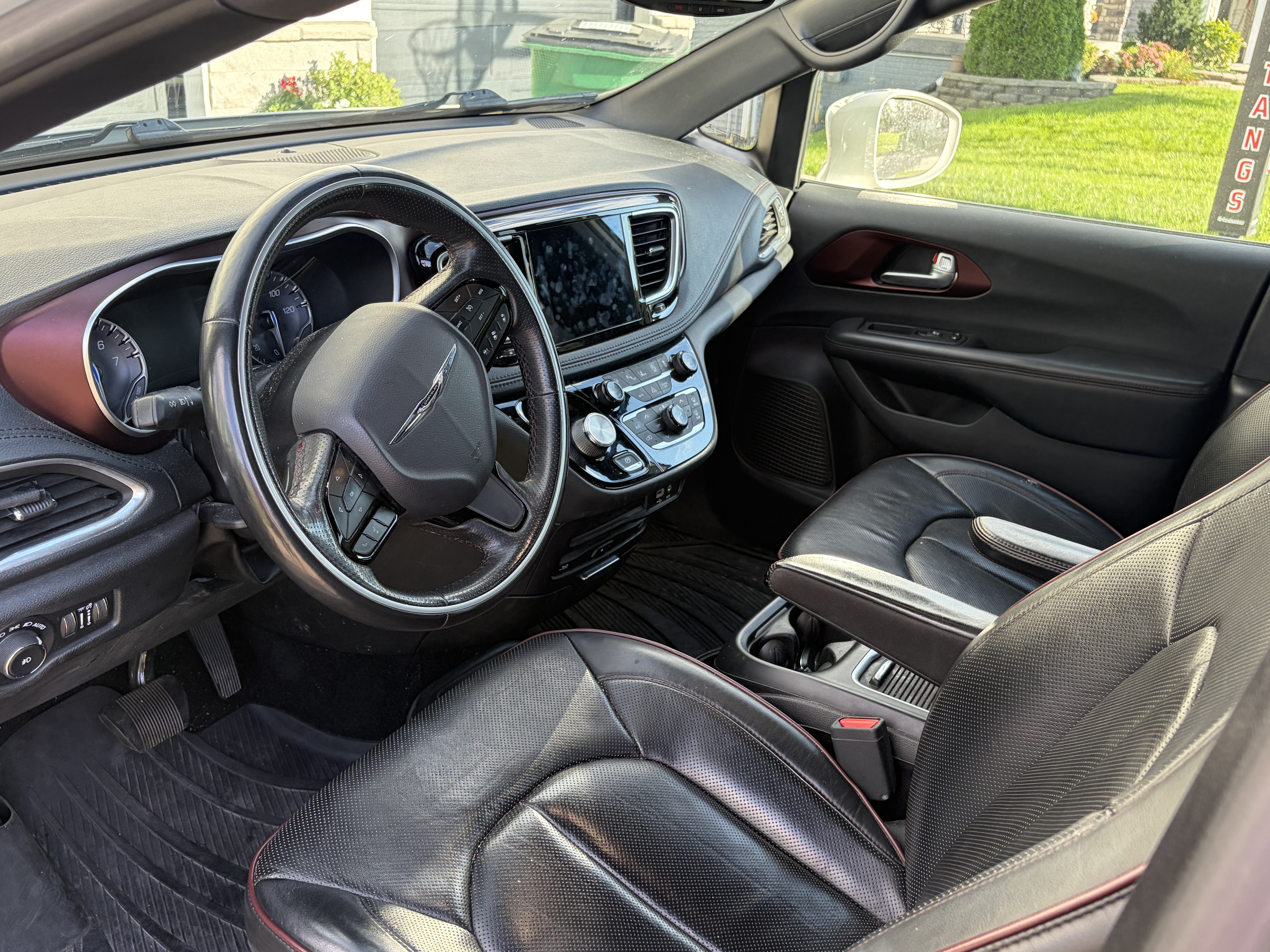 Used 2019 Chrysler Pacifica Limited w/ Advanced Safetytec Group FWD image 12