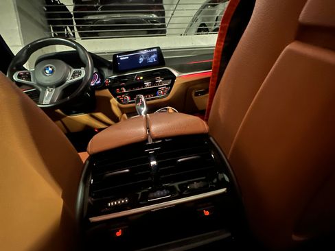 Used 2020 BMW M550i xDrive M550i xDrive Sedan 4D w/ Premium Package image 21