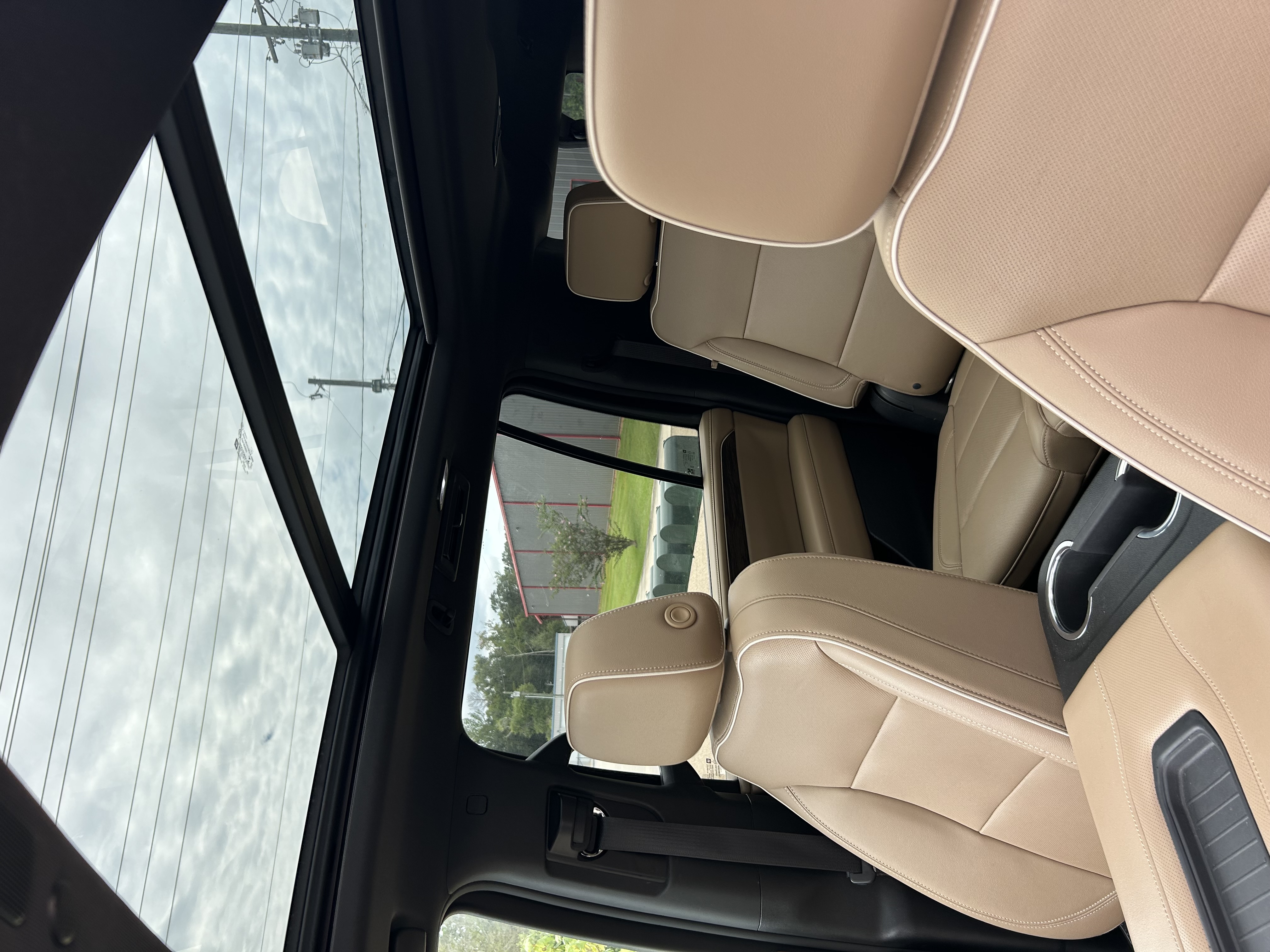 Used 2022 Chevrolet Suburban Premier w/ Premium Package 2 AWD/4WD image 12