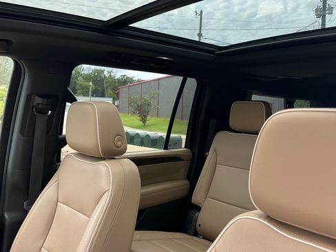 Used 2022 Chevrolet Suburban Premier w/ Premium Package 2 AWD/4WD image 12