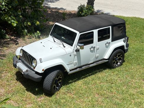 Used 2013 Jeep Wrangler Unlimited Sahara w/ Max Tow Pkg AWD/4WD image 5