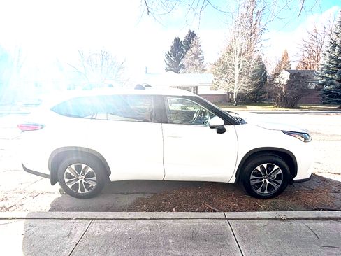 Used 2022 Toyota Highlander XLE image 4