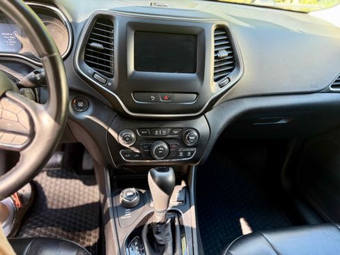 Used 2020 Jeep Cherokee Latitude Plus AWD/4WD image 14