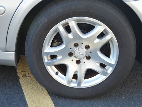 Used 2005 Mercedes-Benz E 320 CDI Sedan image 26