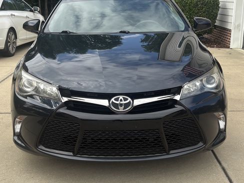 Used 2017 Toyota Camry SE FWD image 1