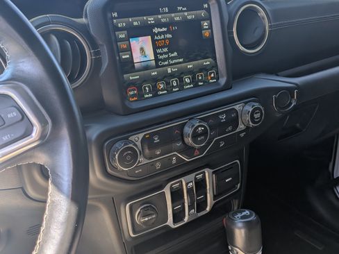 Used 2018 Jeep Wrangler Unlimited Sahara image 9