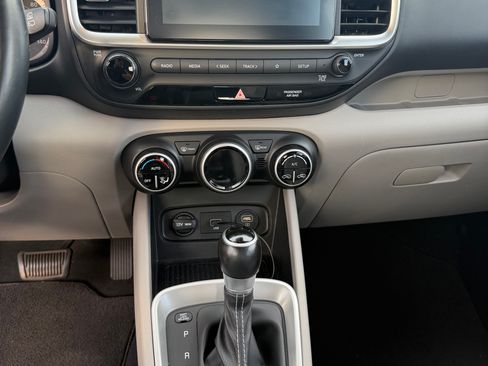 Used 2021 Hyundai Venue SEL FWD image 9