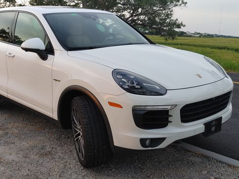 Used 2016 Porsche Cayenne S image 2
