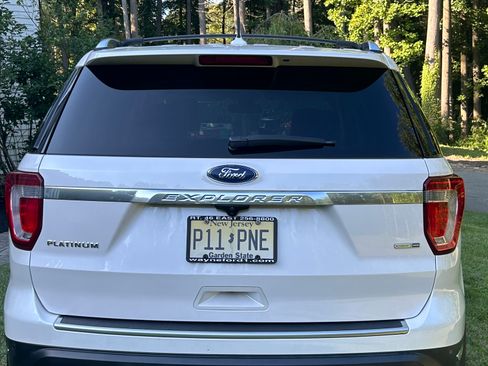 Used 2018 Ford Explorer Platinum AWD/4WD image 4