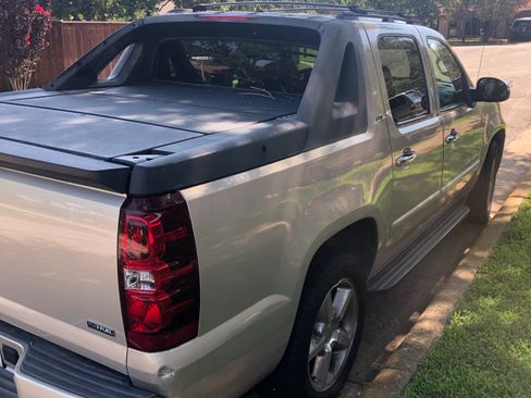 Used 2007 Chevrolet Avalanche LTZ w/ LTZ Preferred Equipment Group image 2