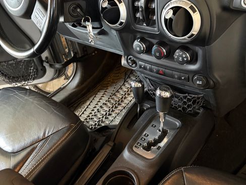Used 2013 Jeep Wrangler Unlimited Sahara w/ Dual Top Group AWD/4WD image 8